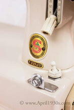 Load image into Gallery viewer, Singer Featherweight 221 Sewing Machine, TAN JE150***