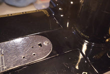 Load image into Gallery viewer, Singer Featherweight 222K Sewing Machine EN1345**