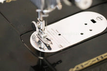 Load image into Gallery viewer, Singer Featherweight 222K Sewing Machine EM6028***