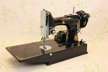 Load image into Gallery viewer, Singer Featherweight 221 Sewing Machine GOLDEN GATE SAN FRANCISCO Edition AF090***