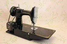 Load image into Gallery viewer, Singer Featherweight 221 Sewing Machine GOLDEN GATE SAN FRANCISCO Edition AF090***