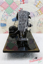 Load image into Gallery viewer, Singer Featherweight 221K Sewing Machine, French EF909***