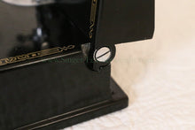 Load image into Gallery viewer, Singer Featherweight 221 Sewing machine, 1933 AD541***