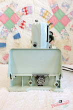 Load image into Gallery viewer, Singer Featherweight 221K Sewing Machine, WHITE EV9057**