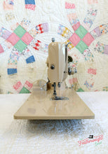 Load image into Gallery viewer, Singer Featherweight 221 Sewing Machine, TAN ES876***