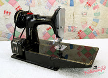 Load image into Gallery viewer, Singer Featherweight 221K Sewing Machine EL539***