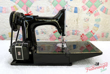 Load image into Gallery viewer, Singer Featherweight 221K Sewing Machine EL539***