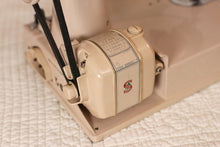 Load image into Gallery viewer, Singer Featherweight 221 Sewing Machine, TAN ES879***