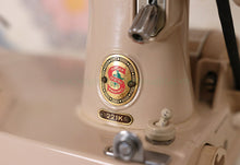 Load image into Gallery viewer, Singer Featherweight 221 Sewing Machine, TAN ES879***