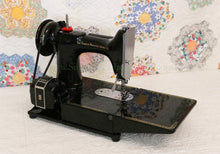 Load image into Gallery viewer, Singer Featherweight 222K Sewing Machine EK629***
