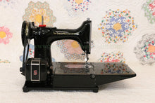 Load image into Gallery viewer, Singer Featherweight 222K Sewing Machine EM9584**