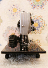 Load image into Gallery viewer, Singer Featherweight 222K Sewing Machine EN137***