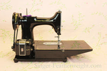Load image into Gallery viewer, Singer Featherweight 222K Sewing Machine