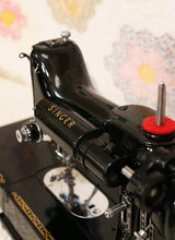 Load image into Gallery viewer, Singer Featherweight 222K Sewing Machine EM9581**