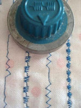 Load image into Gallery viewer, Stitch Patterns, Singer Automatic Zigzagger (Vintage Original)
