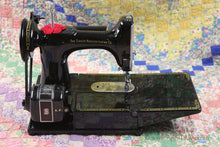 Load image into Gallery viewer, Singer Featherweight 222K Sewing Machine, ER0231**CH
