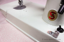 Load image into Gallery viewer, Singer Featherweight 221 Sewing Machine, WHITE EY848***ch
