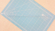 Load image into Gallery viewer, Cutting Mat, MINI 5" x 8" Lori Holt Reversible (Pink &amp; Blue)
