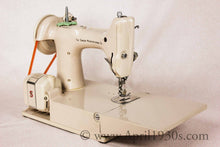 Load image into Gallery viewer, Singer Featherweight 221 Sewing Machine, TAN JE150***
