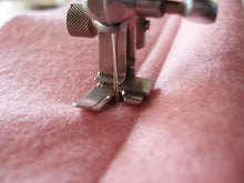 Load image into Gallery viewer, Gauge Presser Foot Attachment Set, Singer (Vintage Original)
