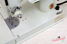 Load image into Gallery viewer, Singer Featherweight 221K Sewing Machine, WHITE FA126***
