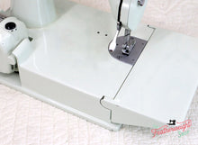 Load image into Gallery viewer, Singer Featherweight 221K Sewing Machine, WHITE FA126***
