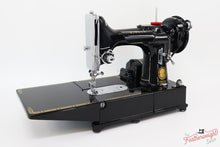Load image into Gallery viewer, Singer Featherweight 222K Sewing Machine EK3247**
