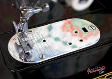 Load image into Gallery viewer, Singer Featherweight 222K Sewing Machine EK6285** ORIGINAL CARDBOARD BOX Included
