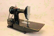 Load image into Gallery viewer, Singer Featherweight 222K Sewing Machine EM602***
