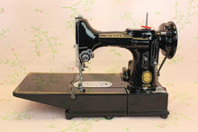Load image into Gallery viewer, Singer Featherweight 222K Sewing Machine EM602***
