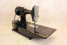 Load image into Gallery viewer, Singer Featherweight 222K Sewing Machine EM602***
