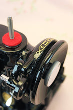 Load image into Gallery viewer, Singer Featherweight 222K Sewing Machine EM6047**
