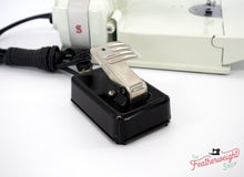 Load image into Gallery viewer, Singer Featherweight 221K Sewing Machine, WHITE EV963***
