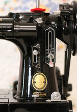 Load image into Gallery viewer, Singer Featherweight 222K Sewing Machine EM6028***
