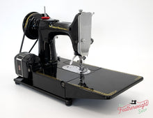 Load image into Gallery viewer, Singer Featherweight 222K Sewing Machine EM960***

