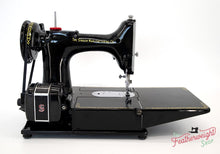 Load image into Gallery viewer, Singer Featherweight 222K Sewing Machine EM960***
