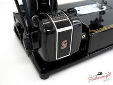 Load image into Gallery viewer, Singer Featherweight 222K Sewing Machine EM960***
