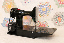 Load image into Gallery viewer, Singer Featherweight 221 Sewing machine, 1935 AD945***
