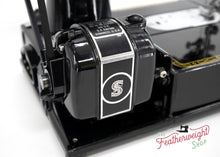 Load image into Gallery viewer, Singer Featherweight 222K Sewing Machine EM9618**
