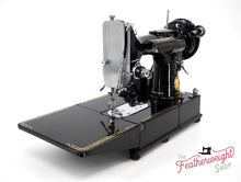 Load image into Gallery viewer, Singer Featherweight 222K Sewing Machine EK6340**
