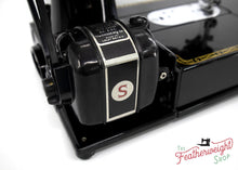 Load image into Gallery viewer, Singer Featherweight 222K Sewing Machine EK6340**
