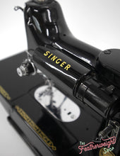 Load image into Gallery viewer, Singer Featherweight 222K Sewing Machine EK6340**
