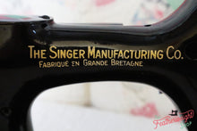 Load image into Gallery viewer, Singer Featherweight 221K Sewing Machine, French EF909***
