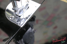 Load image into Gallery viewer, Singer Featherweight 221K Sewing Machine, French EF909***
