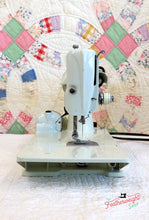 Load image into Gallery viewer, Singer Featherweight 221K Sewing Machine, WHITE EV9057**
