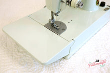 Load image into Gallery viewer, Singer Featherweight 221K Sewing Machine, WHITE EV9057**
