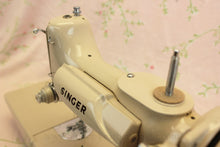 Load image into Gallery viewer, Singer Featherweight 221 Sewing Machine, TAN ES878***
