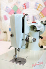 Load image into Gallery viewer, Singer Featherweight 221K Sewing Machine, WHITE EV9057**

