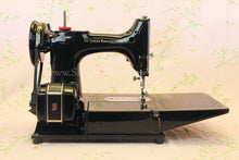Load image into Gallery viewer, Singer Featherweight 222K Sewing Machine EP542***
