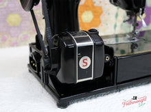Load image into Gallery viewer, Singer Featherweight 222K Sewing Machine EK6362**
